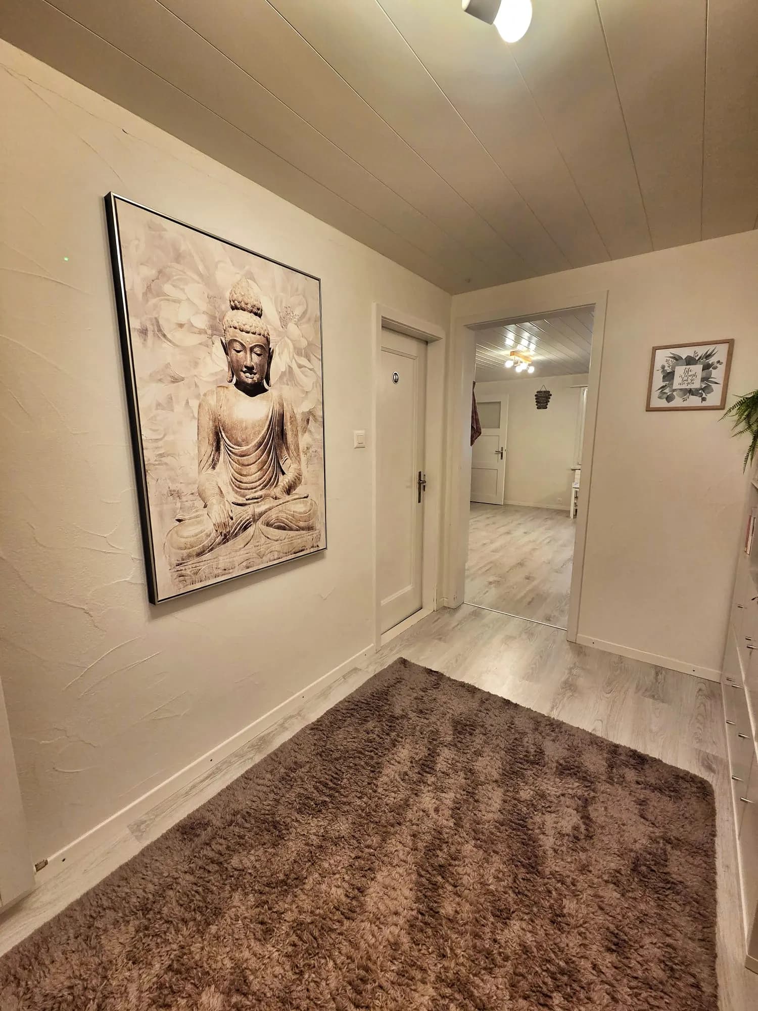 Entrée du cabinet avec tableau de Bouddha