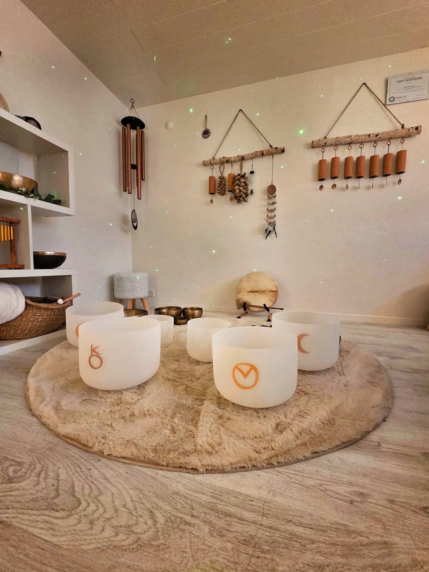 Espace de soin sonore avec bols chantants, carillons et tapis de méditation