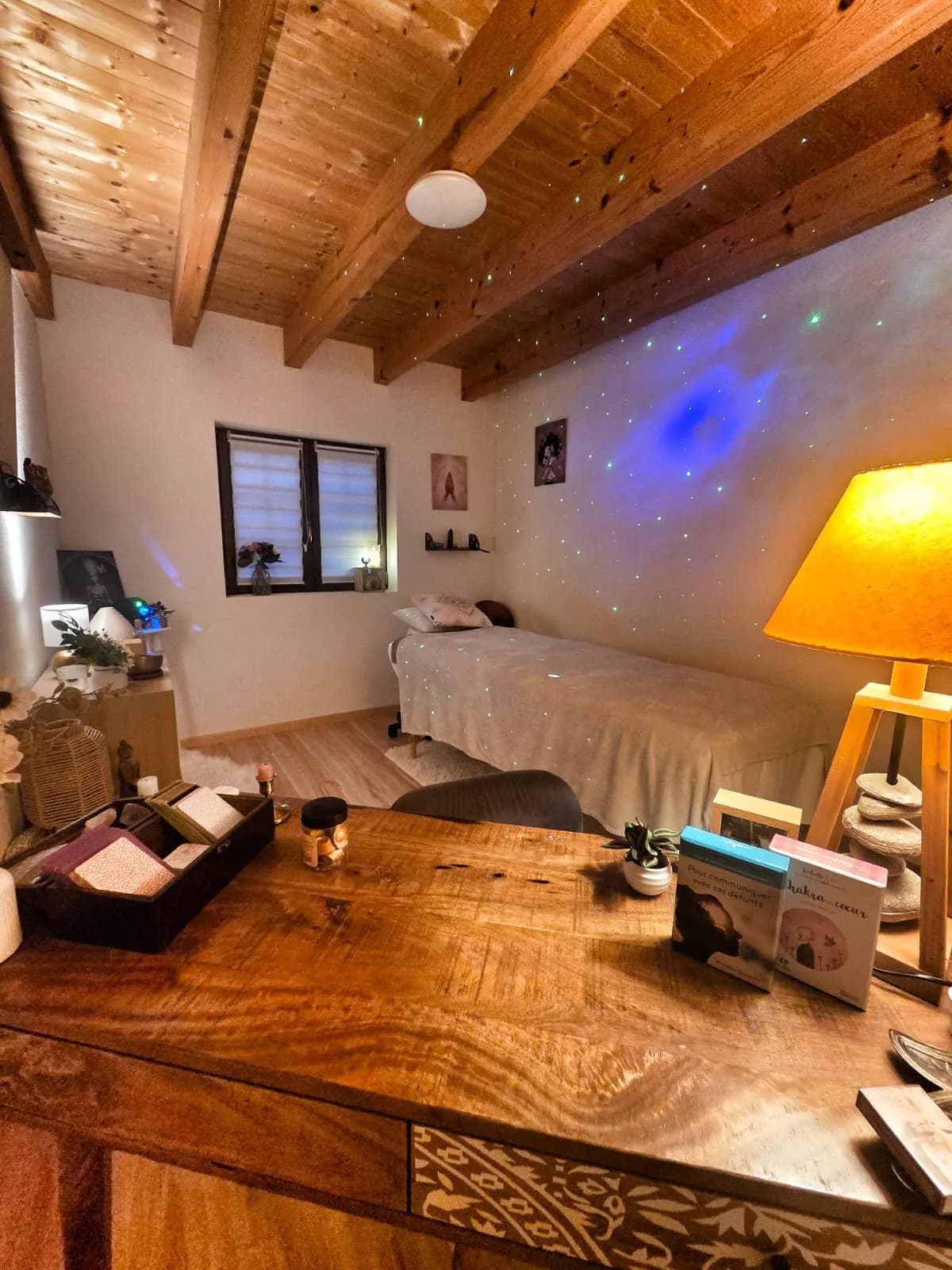 Table de soin du cabinet sous un plafond étoilé aux lumières bleutées